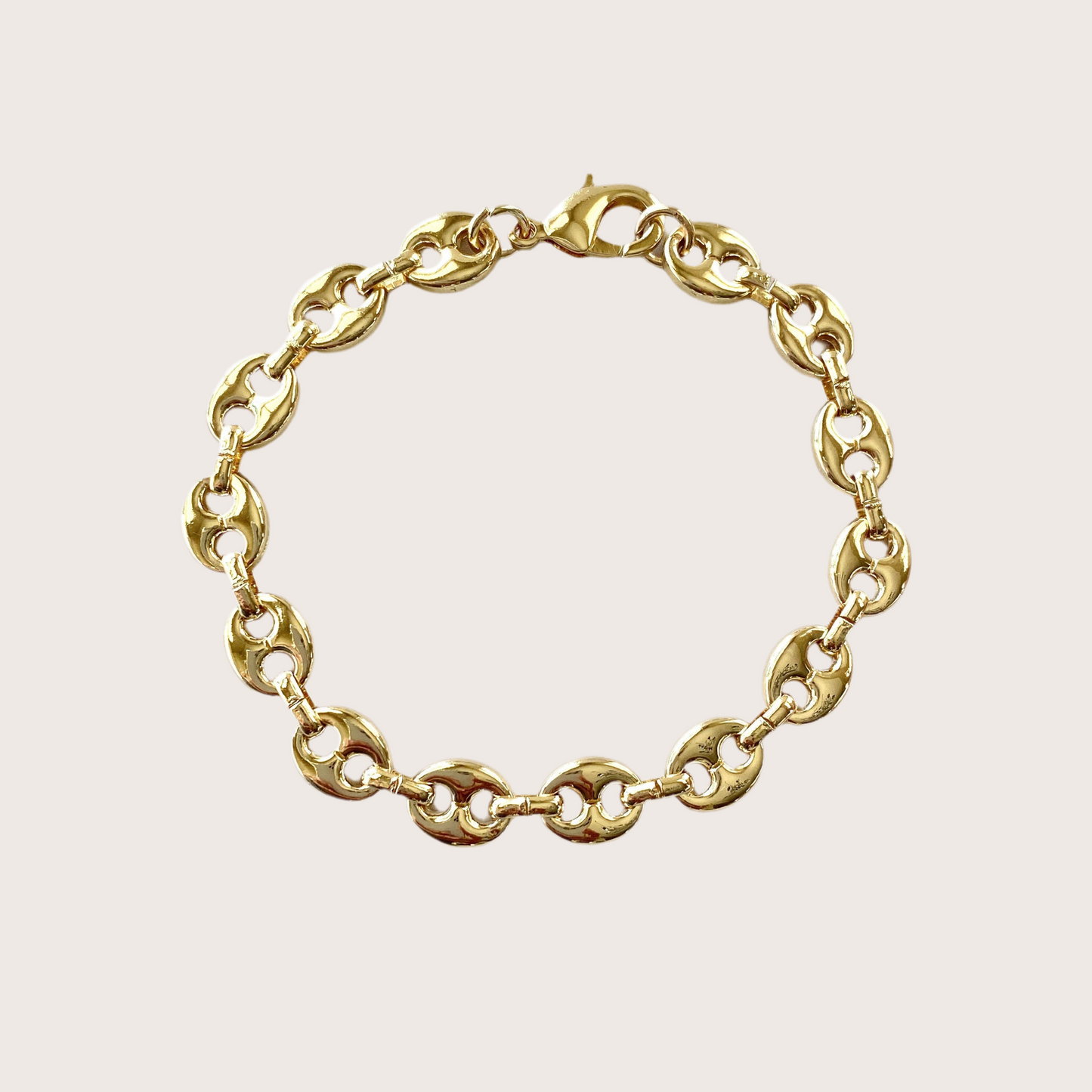 This Gold Puffed Mariner Chain Bracelet exudes effortless style and timeless elegance. Made with high-shine 10mmx 8mm puffy gold links, it can be worn by anyone and easily stacked for a playful look or worn alone as a statement piece. Elevate your jewelry game with this sophisticated mariner chain.