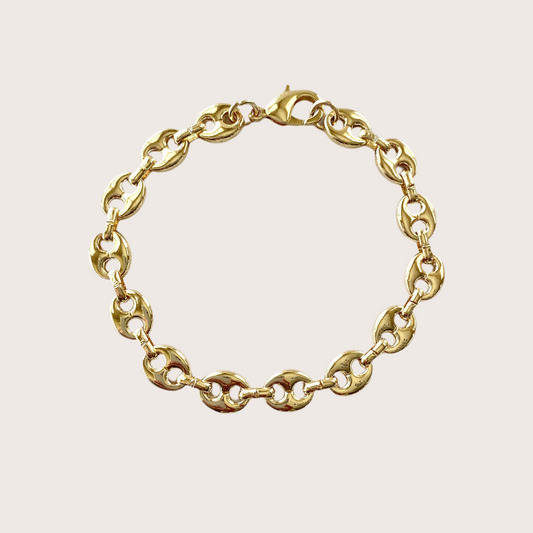 This Gold Puffed Mariner Chain Bracelet exudes effortless style and timeless elegance. Made with high-shine 10mmx 8mm puffy gold links, it can be worn by anyone and easily stacked for a playful look or worn alone as a statement piece. Elevate your jewelry game with this sophisticated mariner chain.