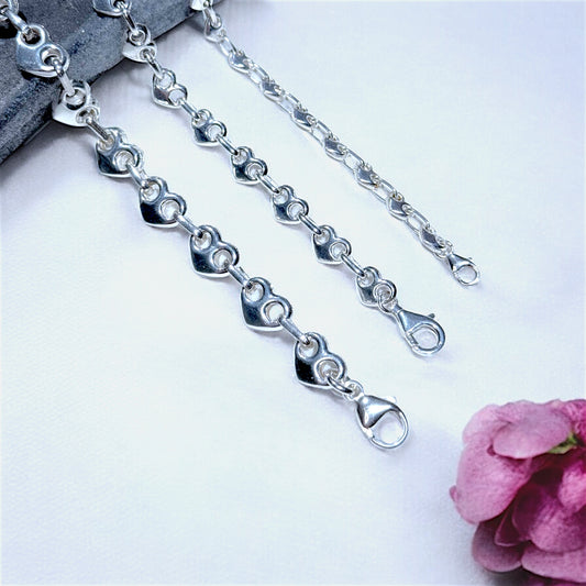 Close-up detail of the lobster clasp on 925 sterling silver puffed mariner chain bracelet – secure and polished finish