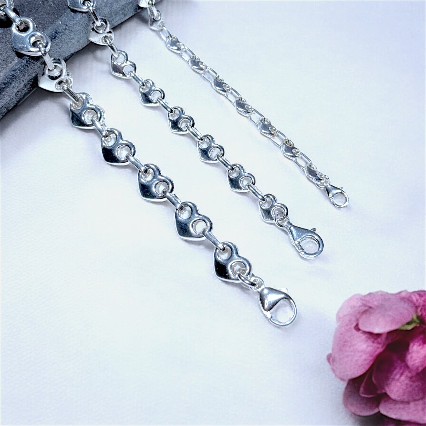 Close-up detail of the lobster clasp on 925 sterling silver puffed mariner chain bracelet – secure lobster clasp and mirror polished finish