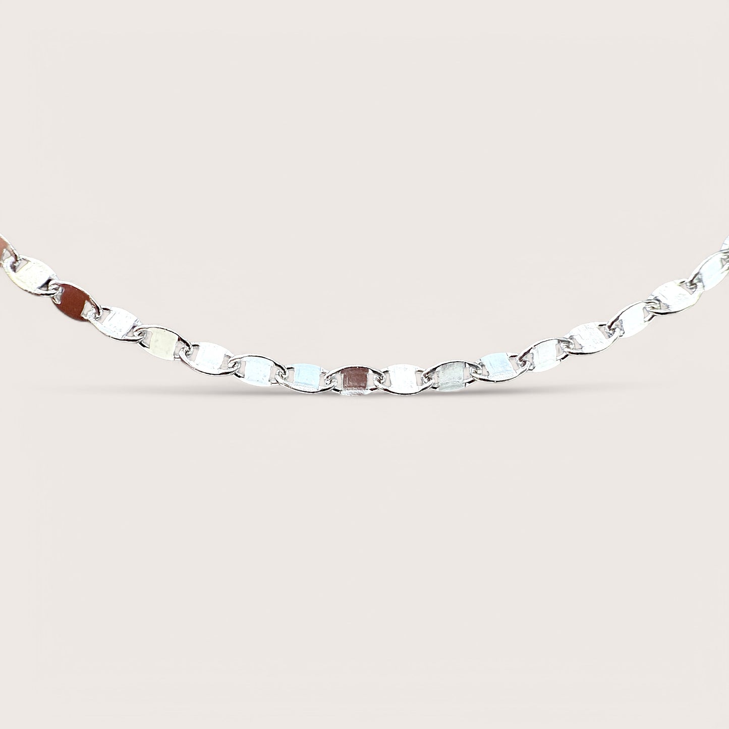 Macro close-up highlighting the flat link mechanics and bright 925 silver stamp of the Italian mirror chain.