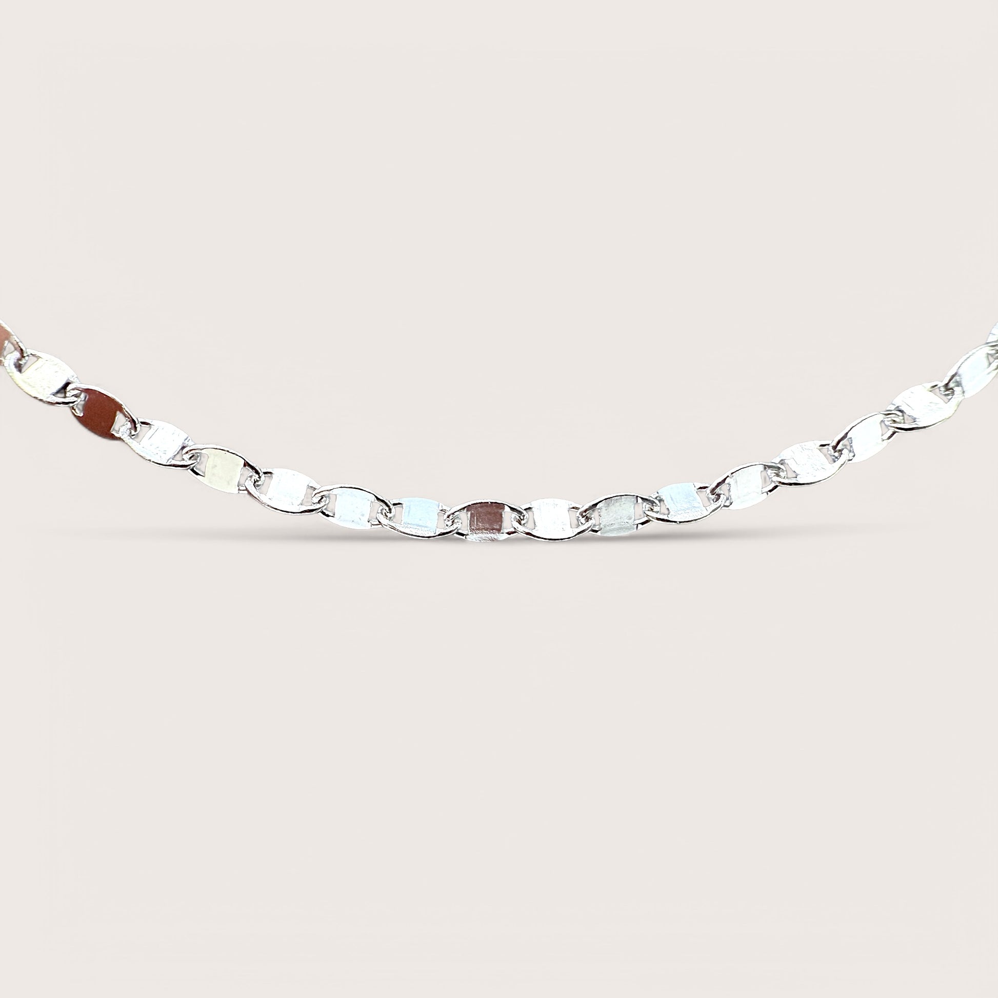 Macro close-up highlighting the flat link mechanics and bright 925 silver stamp of the Italian mirror chain.